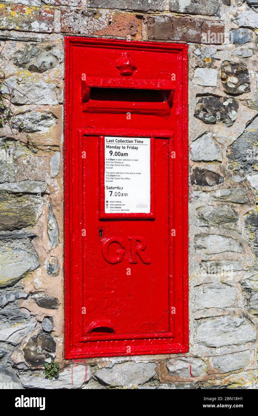 W. T. Allen & Co King George V rettangolare rosso British Wall Box, o Royal Mail Post Box dal 1900, impostato in un vecchio muro di mattoni in Inghilterra, Regno Unito. Foto Stock