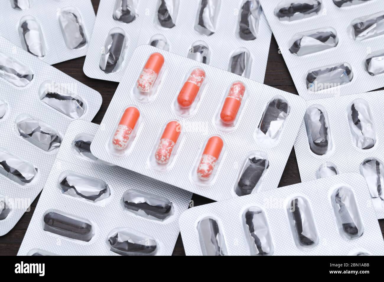 Piccola capsula di farmaco rimanente nella confezione sul tavolo Foto Stock
