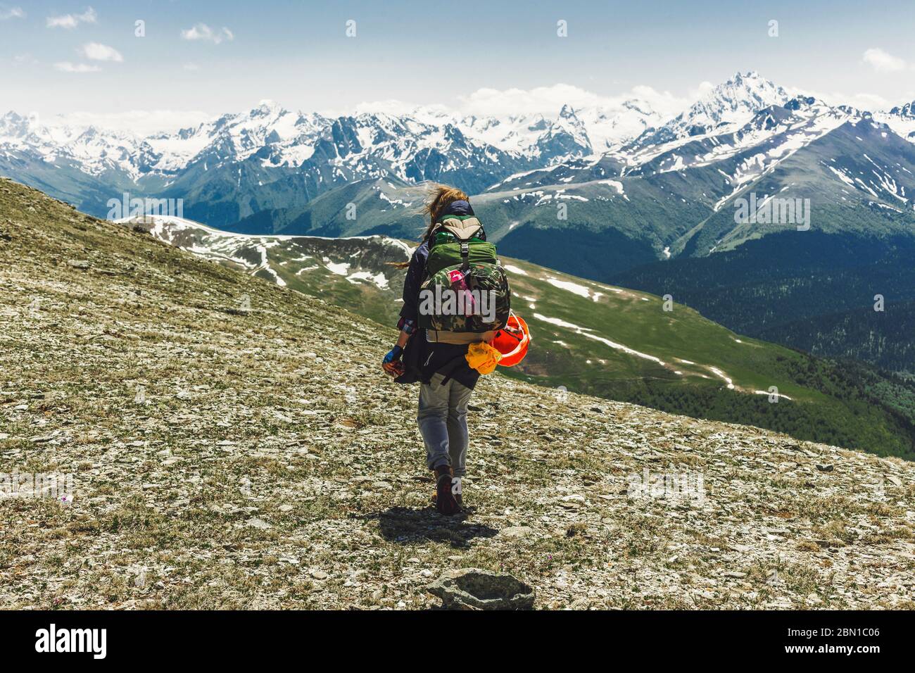 Donna viaggiatore escursioni in montagna con zaino avventura viaggio sano stile di vita attivo vacanze estive. Explorer è salito al massimo delle gamme Foto Stock