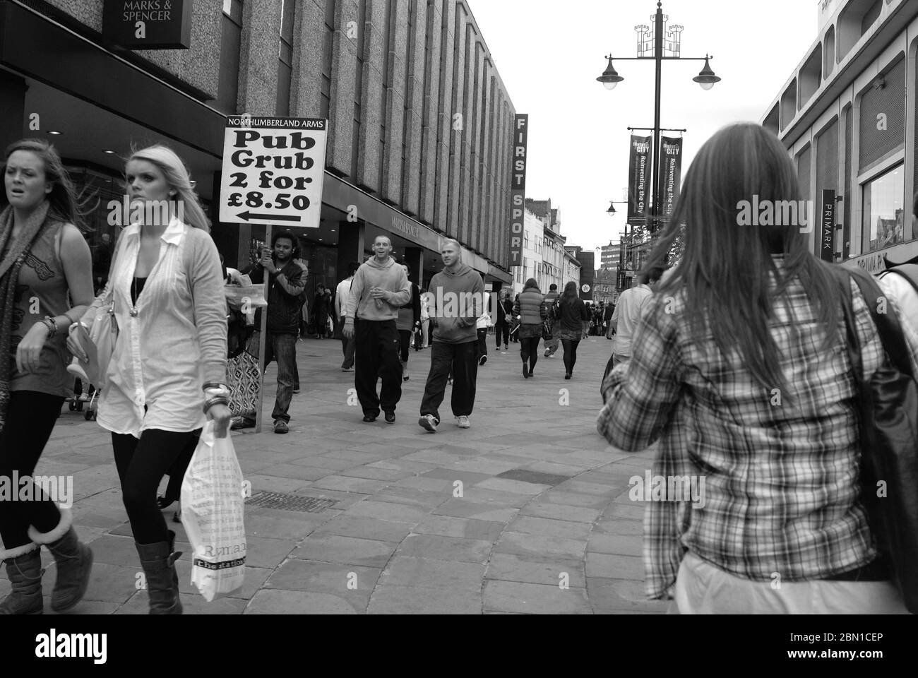 Pub grub, 2 per £8.50, Northumberland Street, Newcastle-upon-Tyne Foto Stock