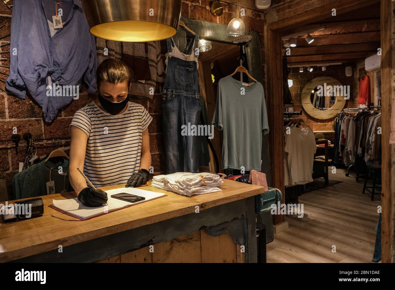 Abbigliamento asimmetrico immagini e fotografie stock ad alta risoluzione Alamy