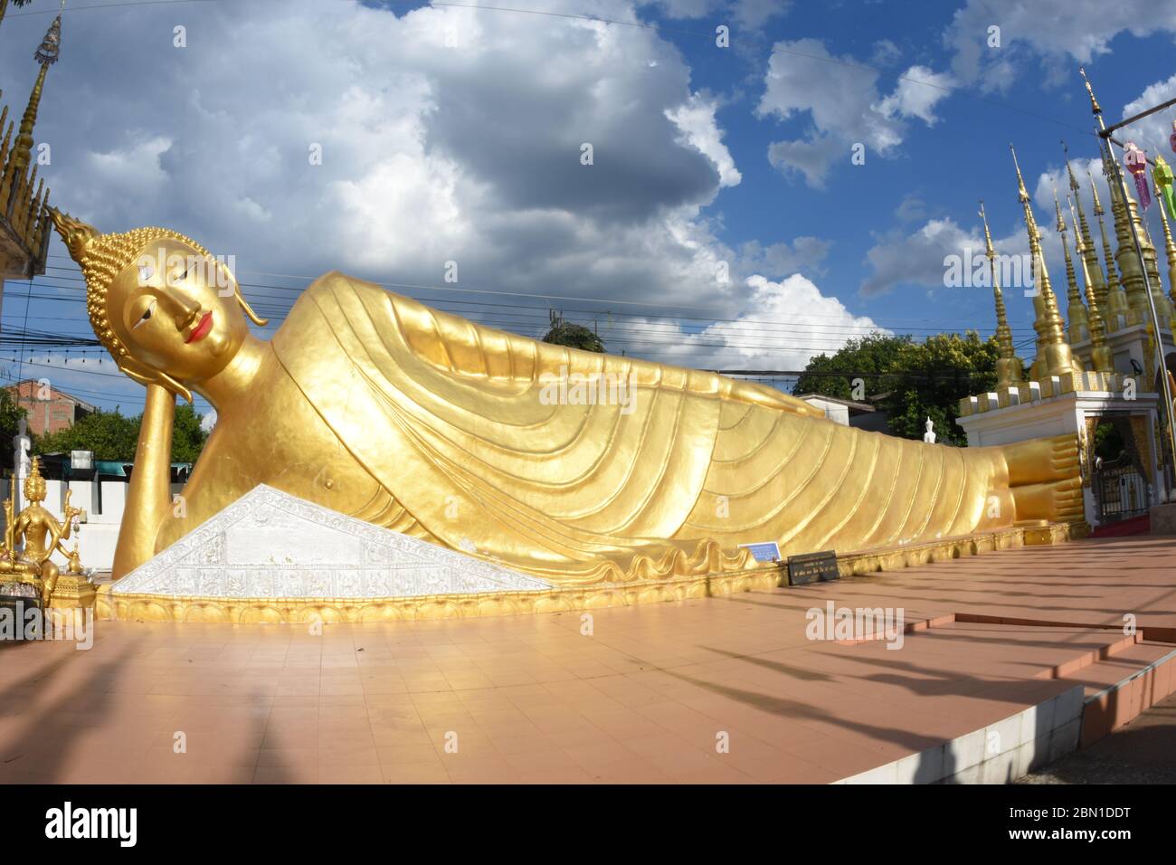 Wat Phong Sunan, Statua del Buddha mentito, prospettiva Fisheye, Statua del Buddha dorato, Buddha sdraiato, Buddha rilassato, bella, stupefacente, Artwork Foto Stock