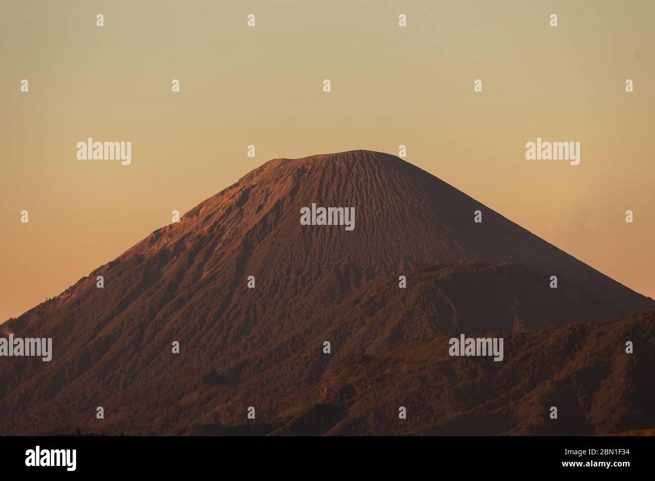 Paesaggi e dettagli dell'alba al vulcano attivo Semeru, e il massiccio del Tengger, a Giava Est, Indonesia. Foto Stock