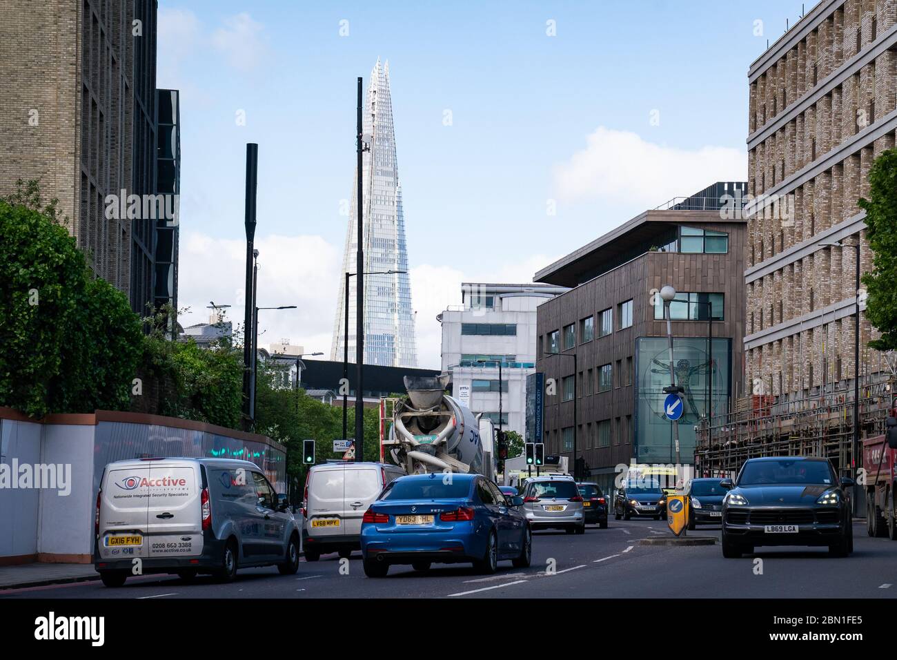 Il traffico si sviluppa man mano che i pendolari si recano a londra in auto sulla A1203 di Londra, dopo che il primo ministro Boris Johnson ha detto che chi non può lavorare da casa dovrebbe essere "attivamente incoraggiato" a tornare al lavoro da lunedì. Foto Stock