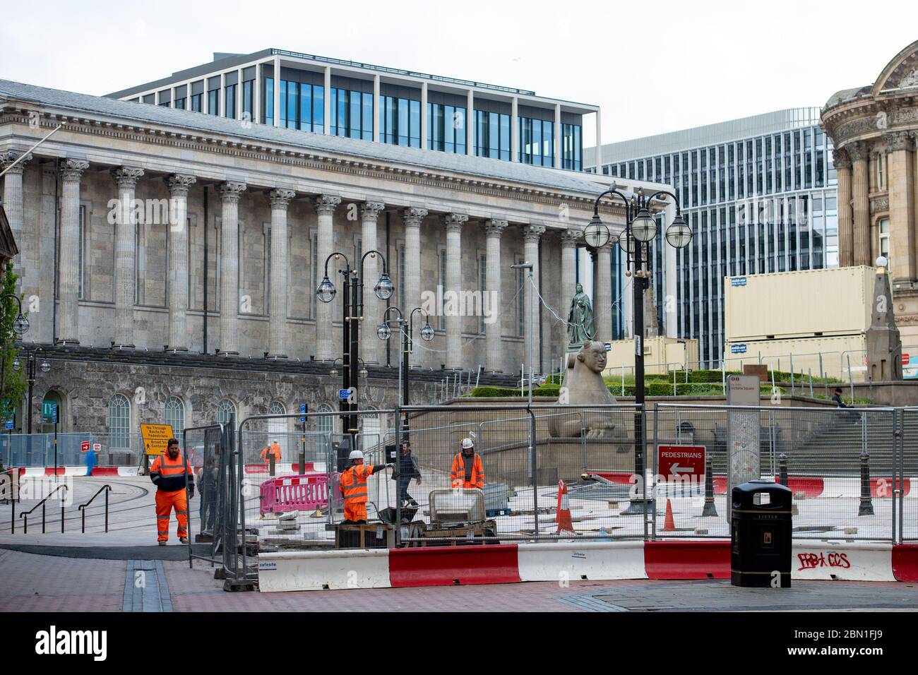 Lavoratori chiave nel centro di Birmingham, mentre il Regno Unito continua a fare il lock-down per contribuire a frenare la diffusione del coronavirus. Foto Stock