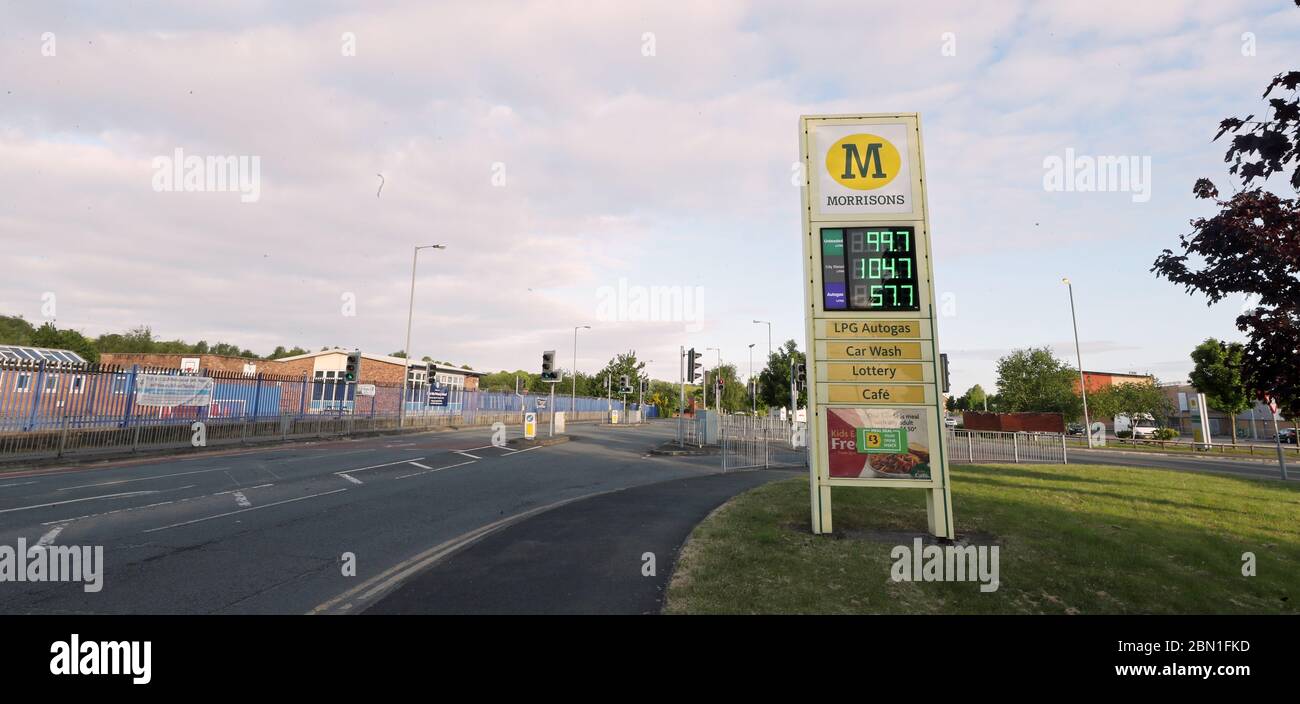 Un cartello Morrisons supermercato che vende benzina senza piombo a 99,7 p al litro al suo negozio in Belle vale, Liverpool, dopo che la catena ha ridotto i suoi prezzi attraverso le sue previsioni nel Regno Unito. Foto Stock