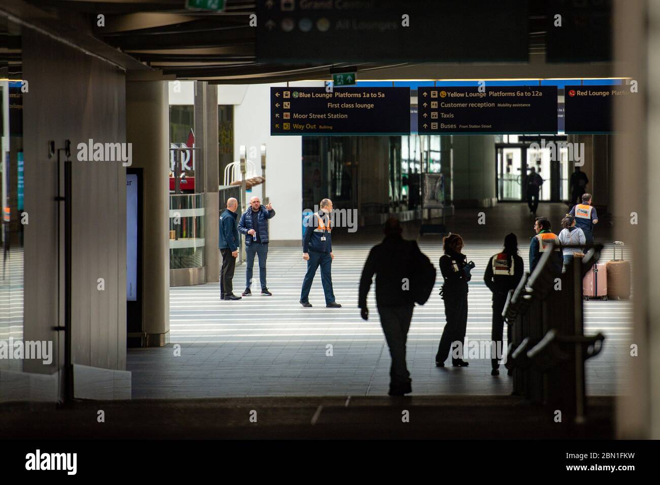 Una tranquilla stazione ferroviaria di New Street nel centro di Birmingham, mentre il Regno Unito continua a fare il lock down per contribuire a frenare la diffusione del coronavirus. Foto Stock