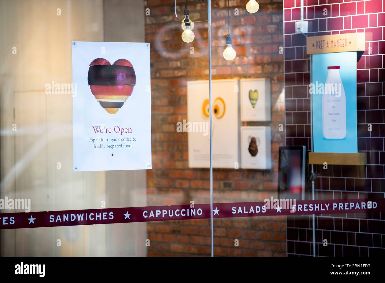 Pret A Manger coffee shop sul North Bridge di Edimburgo mentre il Regno Unito continua a fare il lock down per contribuire a frenare la diffusione del coronavirus. Foto Stock