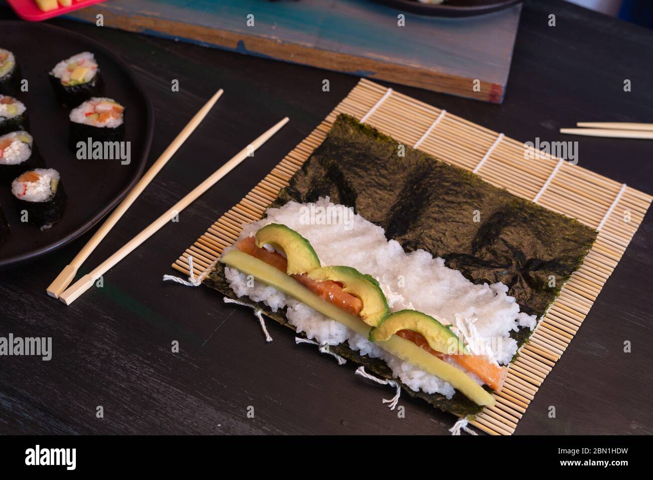 Fare sushi fatto in casa, quando non si può andare a comprare, riso, salmone Foto Stock