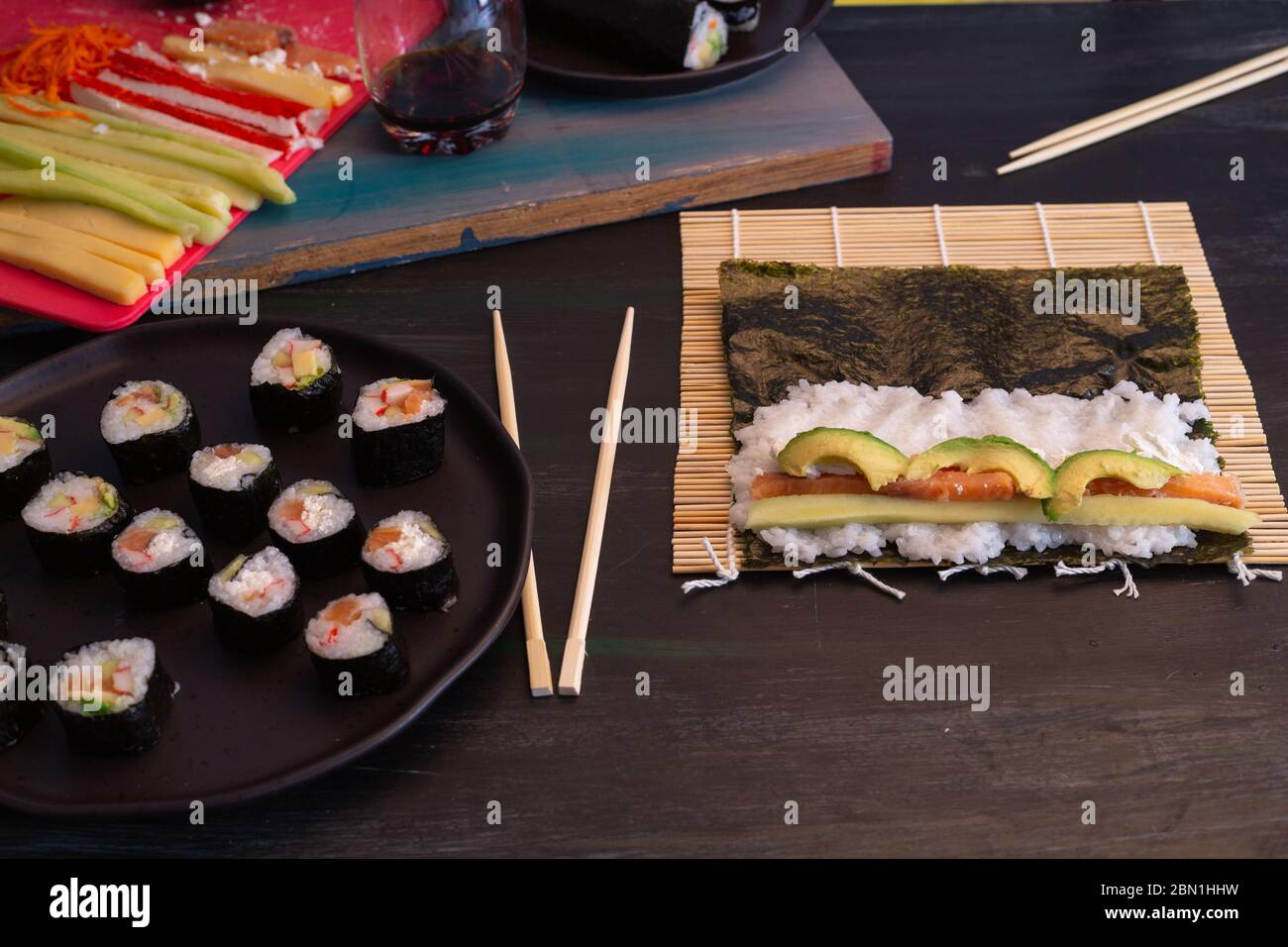 Fare sushi fatto in casa, quando non si può andare a comprare, riso, salmone Foto Stock