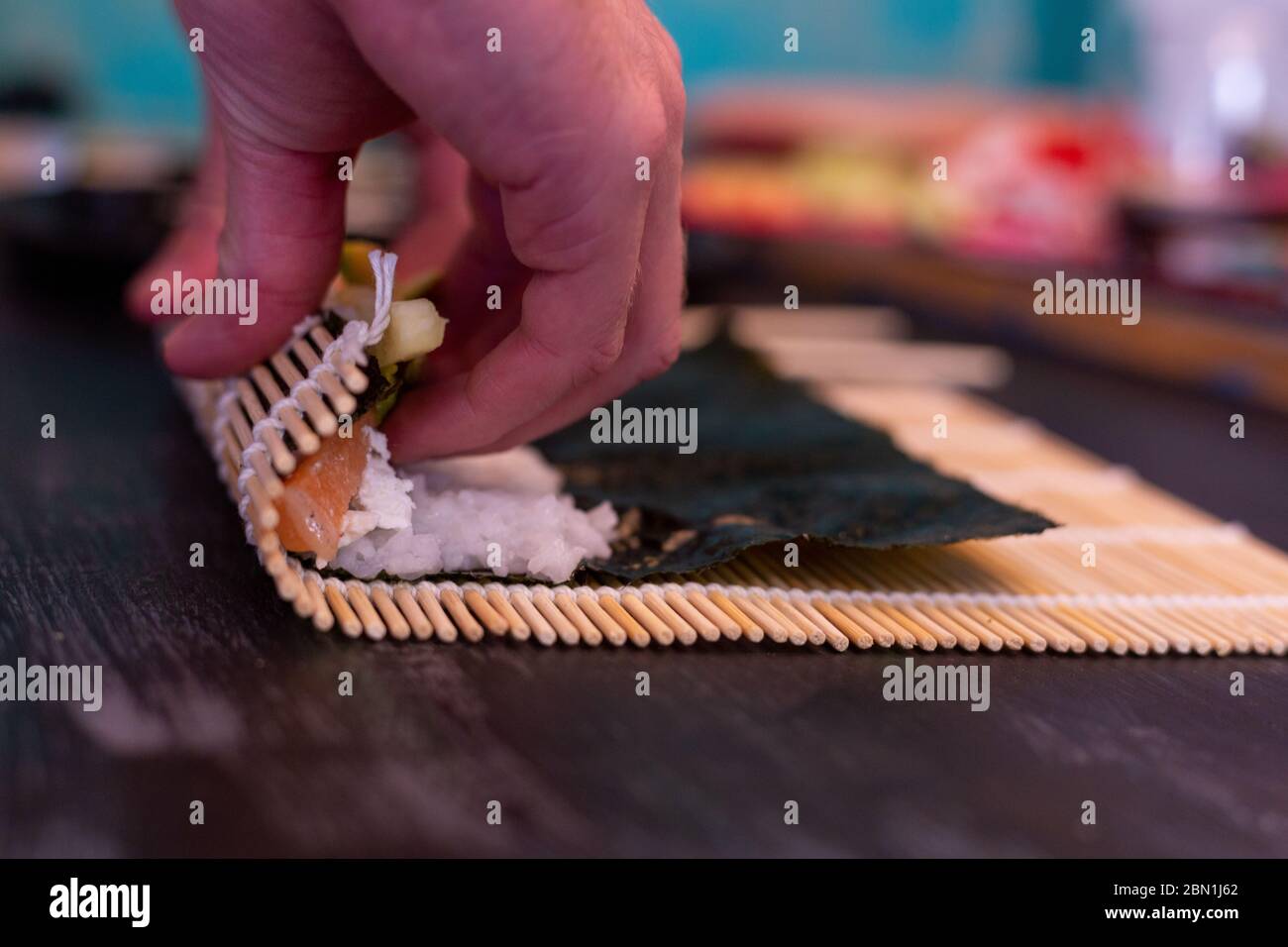Fare sushi fatto in casa, quando non si può andare a comprare, riso, salmone Foto Stock