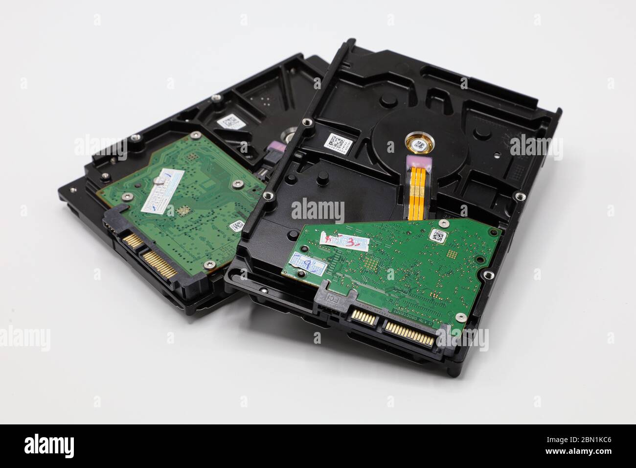 Disco rigido isolato su sfondo bianco. Unità disco rigido HDD del computer. Memoria di archiviazione del computer. Unità a stato solido del computer. Foto Stock