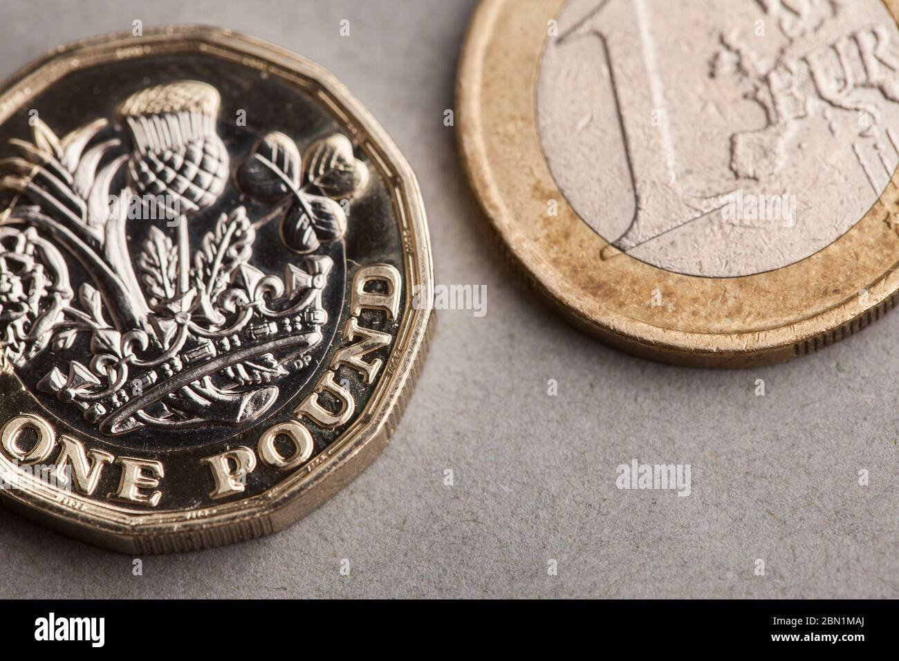 Moneta britannica da una libbra e una moneta da euro. Concetto di tasso di cambio Foto Stock