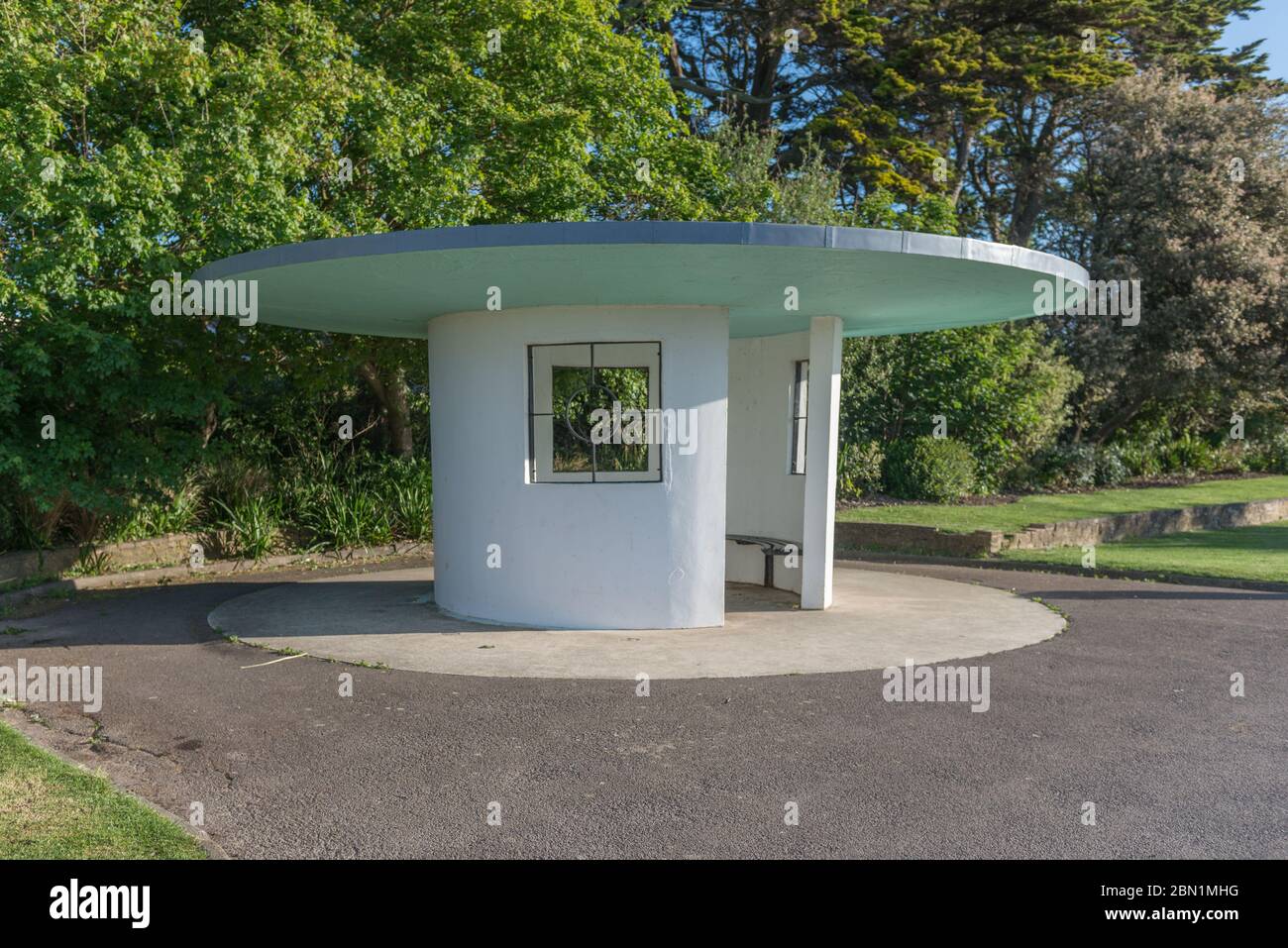 Art Deco rifugio costruito negli anni trenta in Mewsbrook Park, Littlehampton, West Sussex, in Inghilterra, Regno Unito. Foto Stock