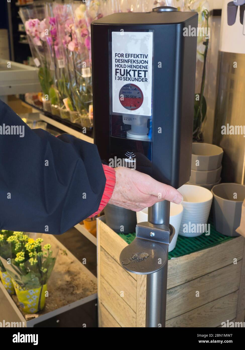 Il liquido disinfettante per le mani è ora presente nella maggior parte dei negozi di alimentari di Oslo Norvegia per limitare la diffusione del virus corona Foto Stock