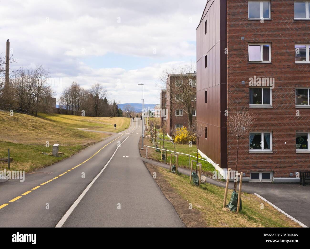 Promuovere il trasporto verde dà luogo a strade ciclabili più dedicate con marciapiedi a Oslo Norvegia, qui nei sobborghi di Bjerke e Sinsen Foto Stock