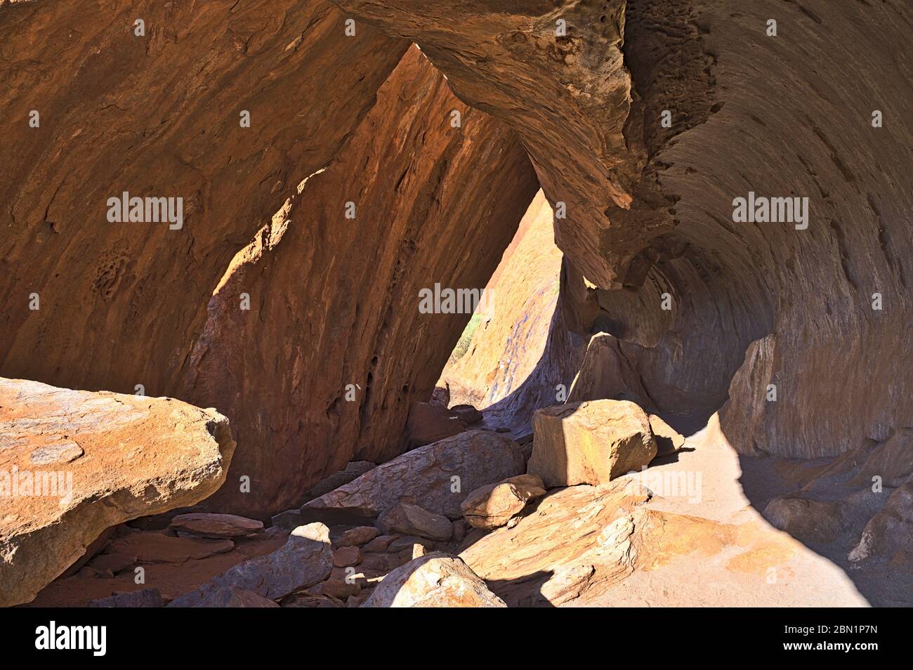 Formazione rocciosa lungo la passeggiata intorno a Ayers Rock Foto Stock