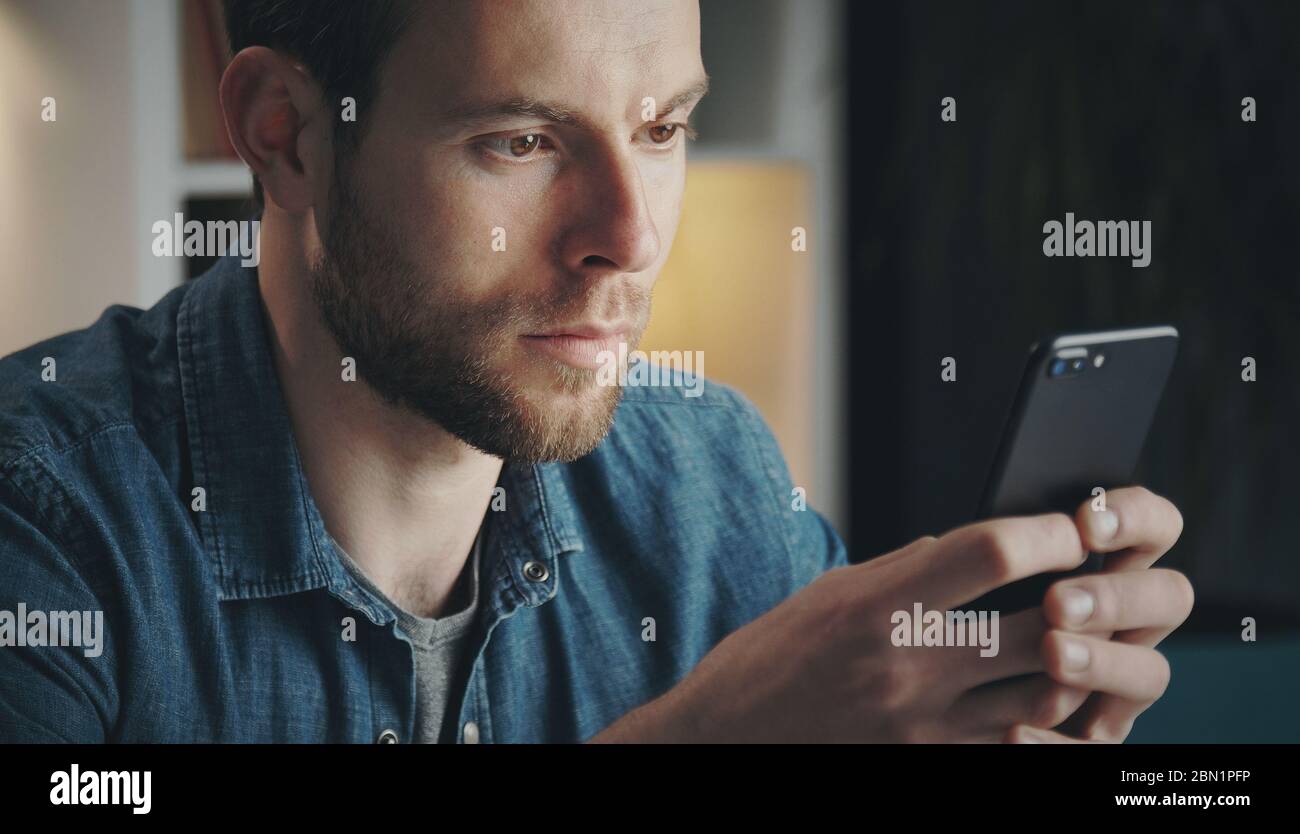 Schermo del cellulare di un giovane uomo Foto Stock