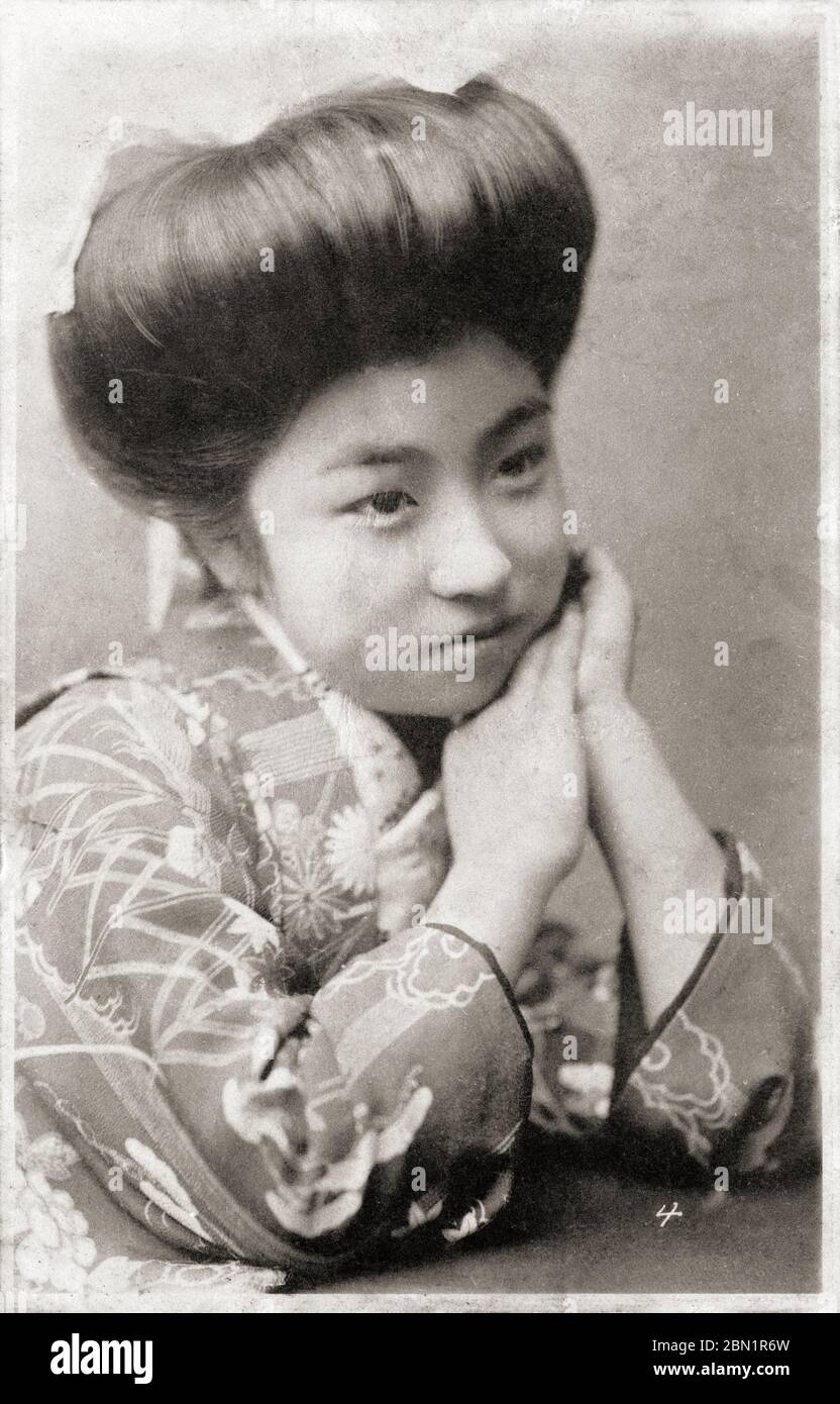 [ 1910 Giappone - Ritratto di una Geisha ] - giovane geisha in kimono. cartolina vintage del xx secolo. Foto Stock