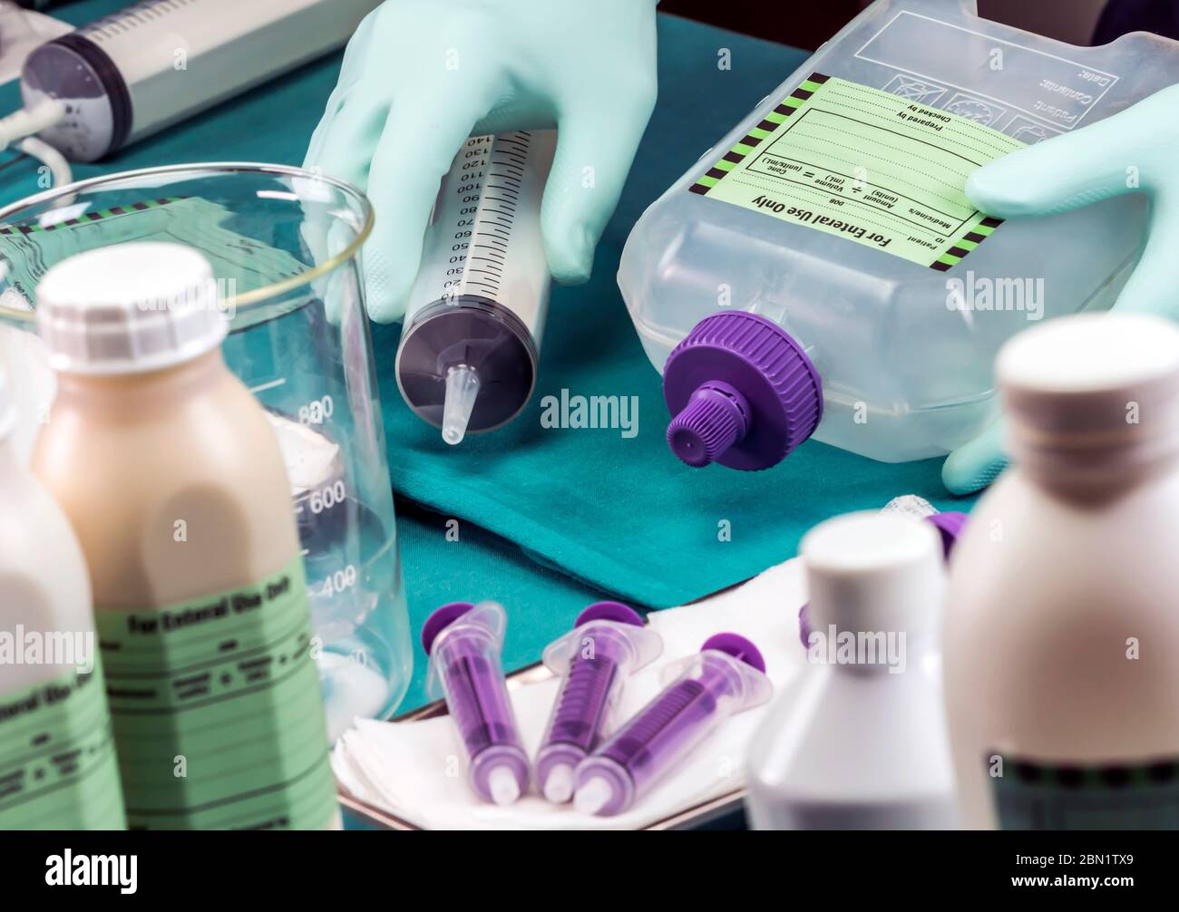 L'infermiere ha messo in ospedale una sonda di alimentazione enterale, cure palliative, immagine concettuale Foto Stock