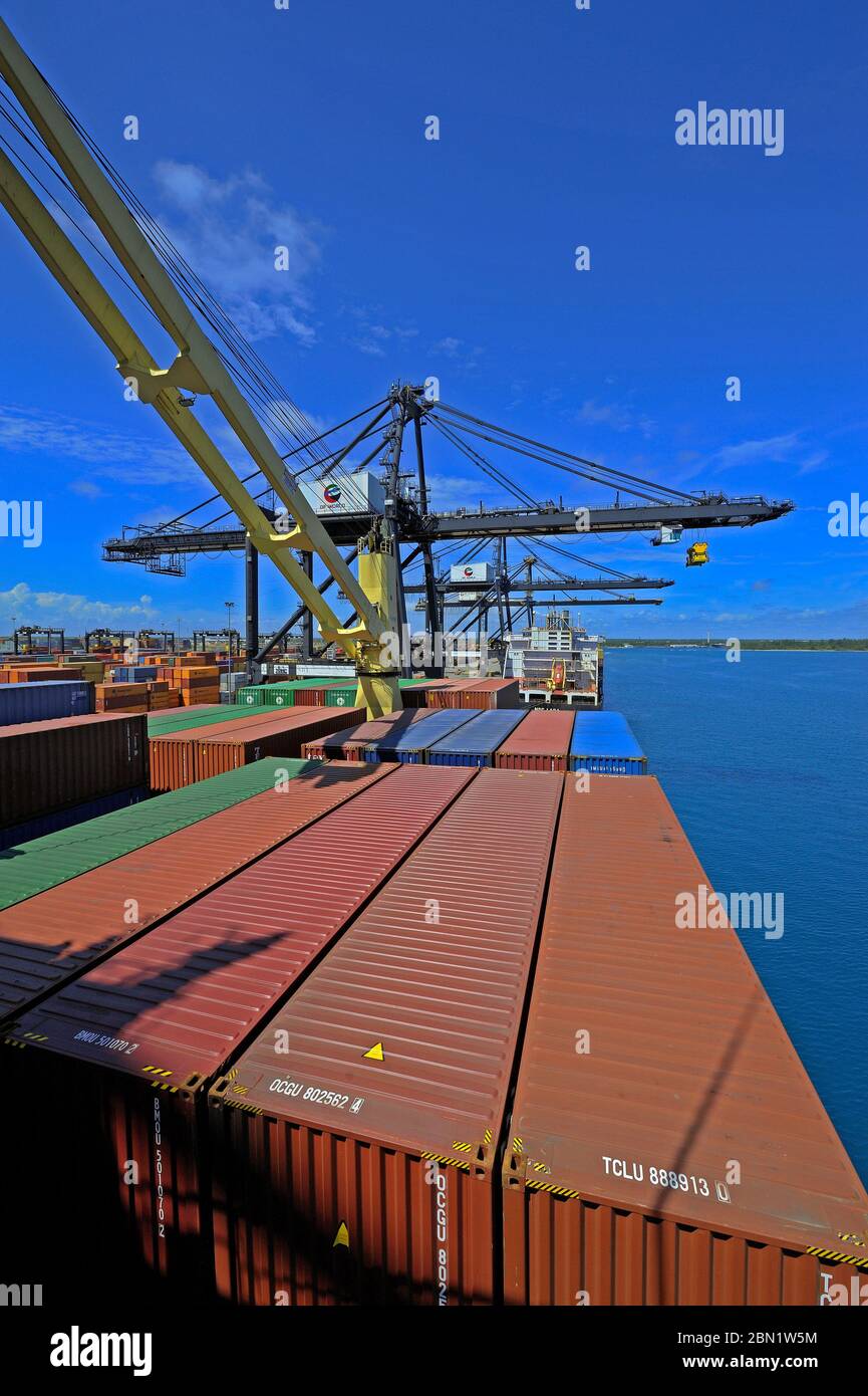porto di caucedo, repubblica dominicana - 2013.10.16: carico e scarico di container presso il terminal di caucedo dp world (porti di dubai) Foto Stock