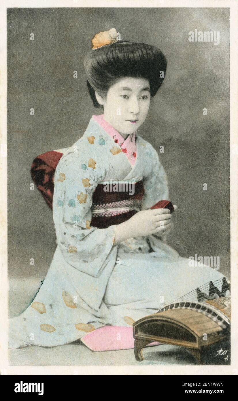 [ 1910 Giappone - Ritratto di una Geisha ] - giovane geisha in kimono. cartolina vintage del xx secolo. Foto Stock