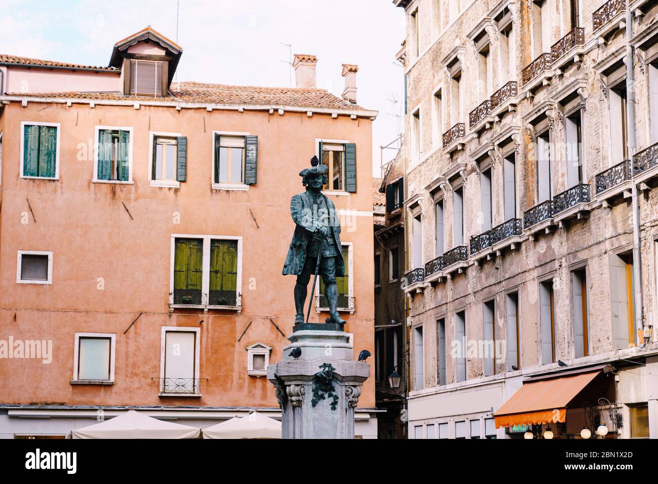 Il monumento al famoso veneziano, drammaturgo, scrittore e avvocato Carlo Goldoni è installato su una piccola piazza di San Bartolomeo a Venezia. Foto Stock