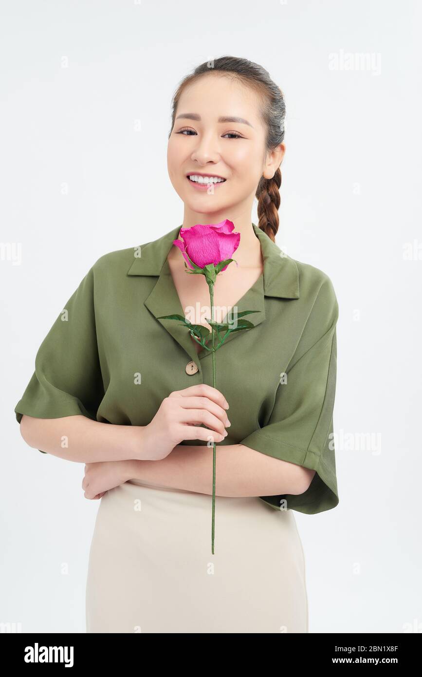 felice bella giovane donna che tiene una rosa Foto Stock