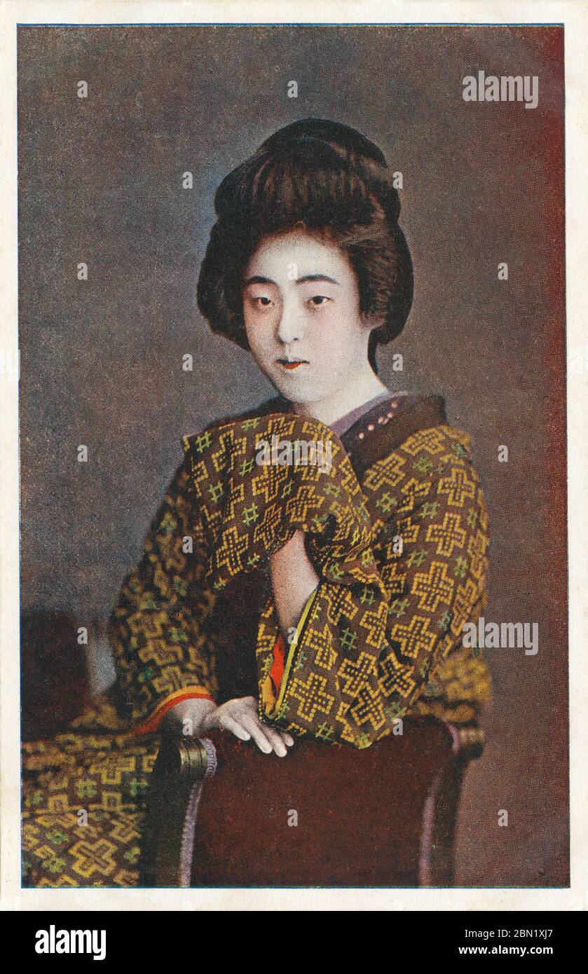 [ 1910 Giappone - Ritratto di una Geisha ] - giovane geisha in kimono. cartolina vintage del xx secolo. Foto Stock