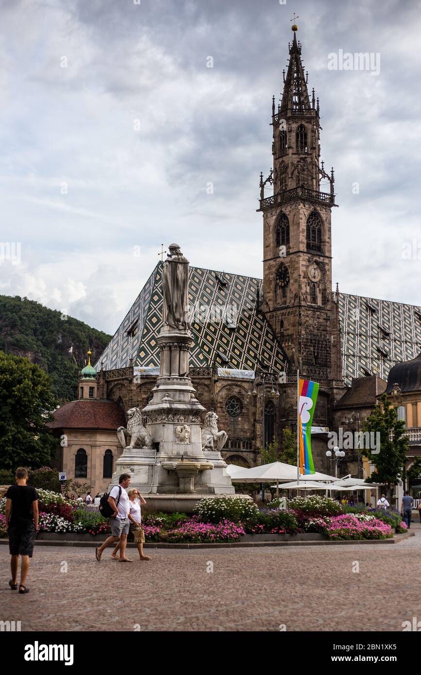 Bolzano, Italia - 13 agosto 2019: Persone che camminano per la Cattedrale di Bolzano in un giorno nuvoloso Foto Stock