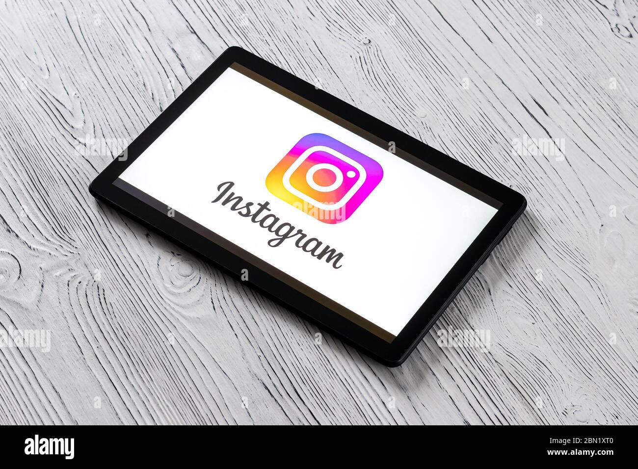 KALUGA, RUSSIA - MAGGIO 5 : computer tablet nero su un tavolo di legno bianco con il logo "instagram" del social network. Il concetto o Foto Stock