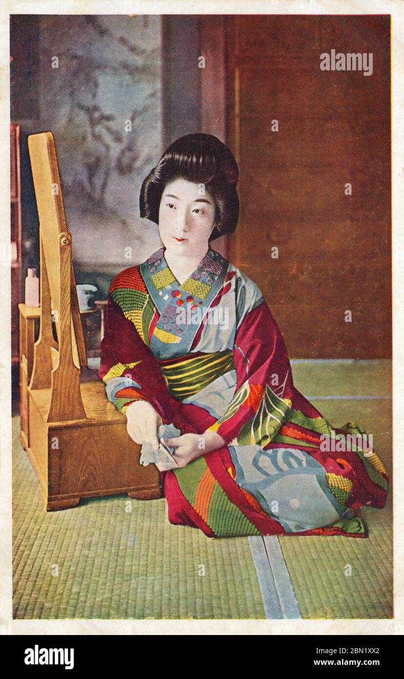 [ 1910 Giappone - Ritratto di una Geisha ] - giovane geisha in kimono. cartolina vintage del xx secolo. Foto Stock