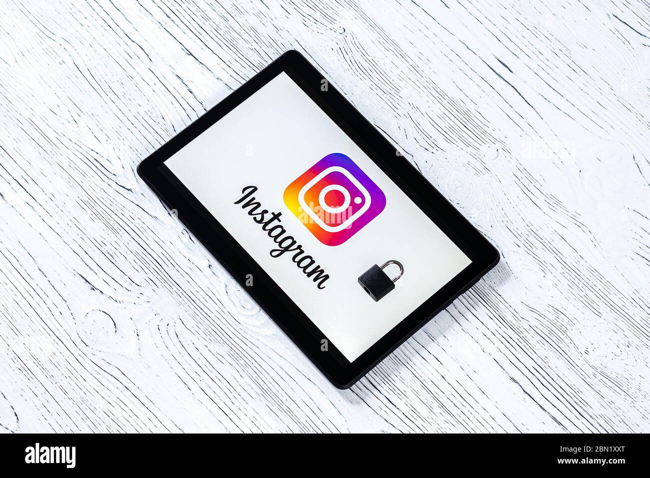 KALUGA, RUSSIA - MAGGIO 5 : computer tablet nero su un tavolo di legno bianco con il logo "instagram" del social network sullo schermo e il lucchetto. Foto Stock