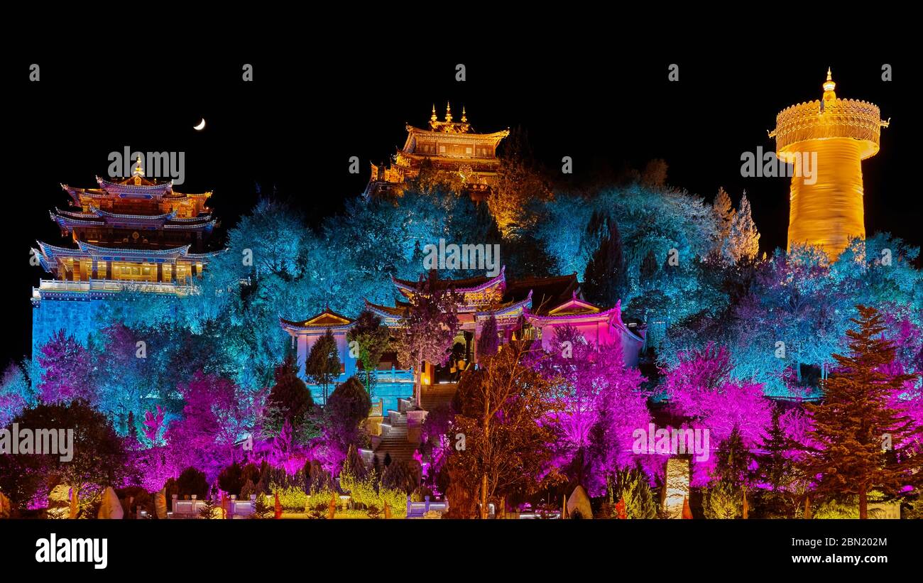 Tempio illuminato Guishan di notte, Shangri la, Cina. Foto Stock
