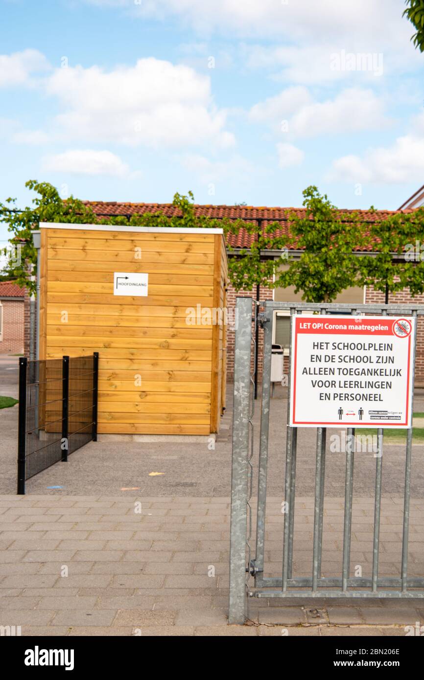 Urk Olanda Maggio 11 2020, le scuole riaprono dopo il blocco corona durante il virus covid19, segno davanti a scuola con le regole per il genitore quando Foto Stock