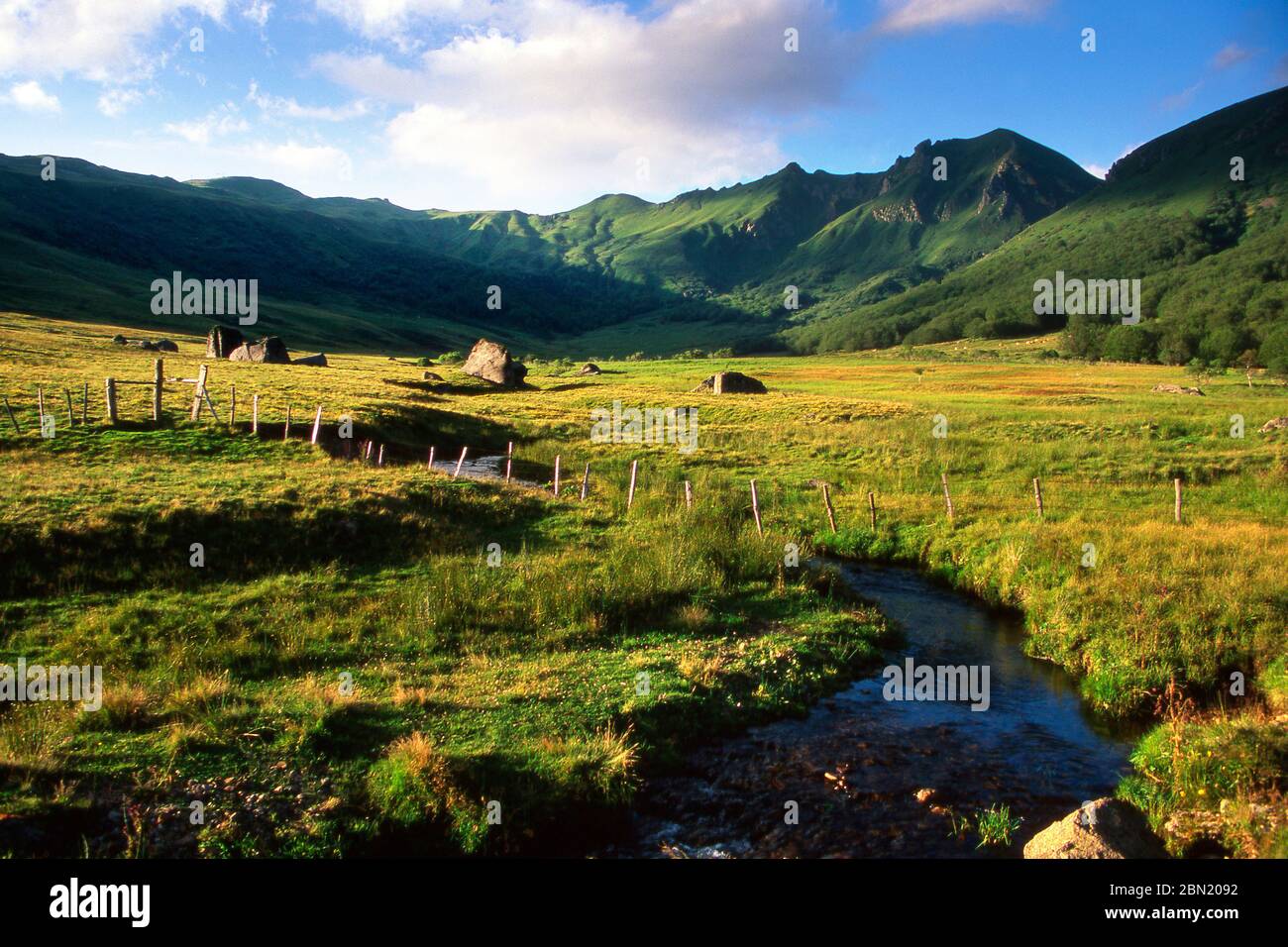 Valle di fontane di sale a Puy de Dôme. Massiccio del Sancy, Parco Naturale Regionale dei Vulcani d'Alvernia. Auvergne-Rodano-Alpi. Francia. Foto Stock