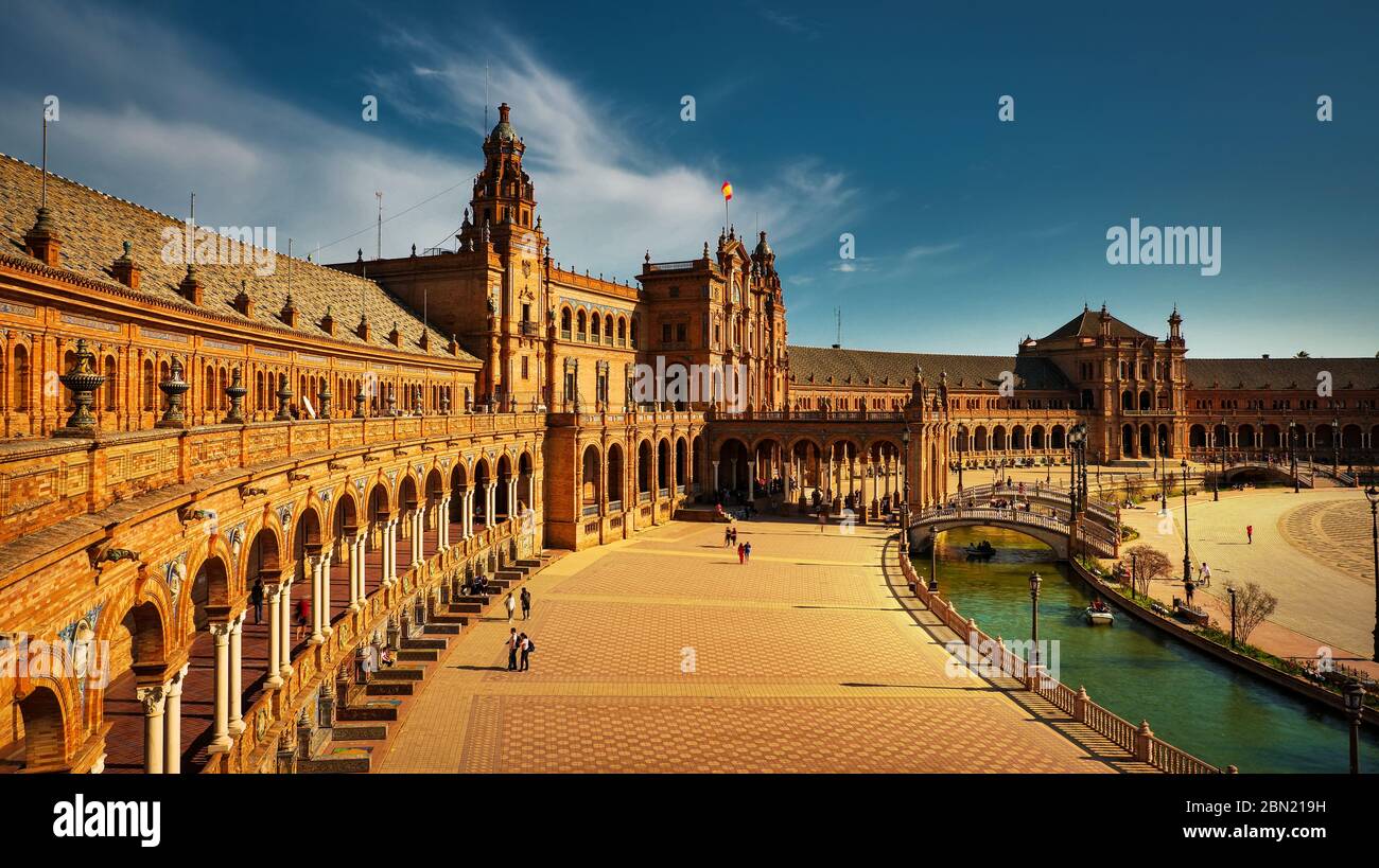 Siviglia, Spagna - 18 Febbraio 2020 - il famoso punto di riferimento Piazza Spagna / Plaza de Espana nel centro di Siviglia con una forma elipse e un bellissimo Arco Foto Stock