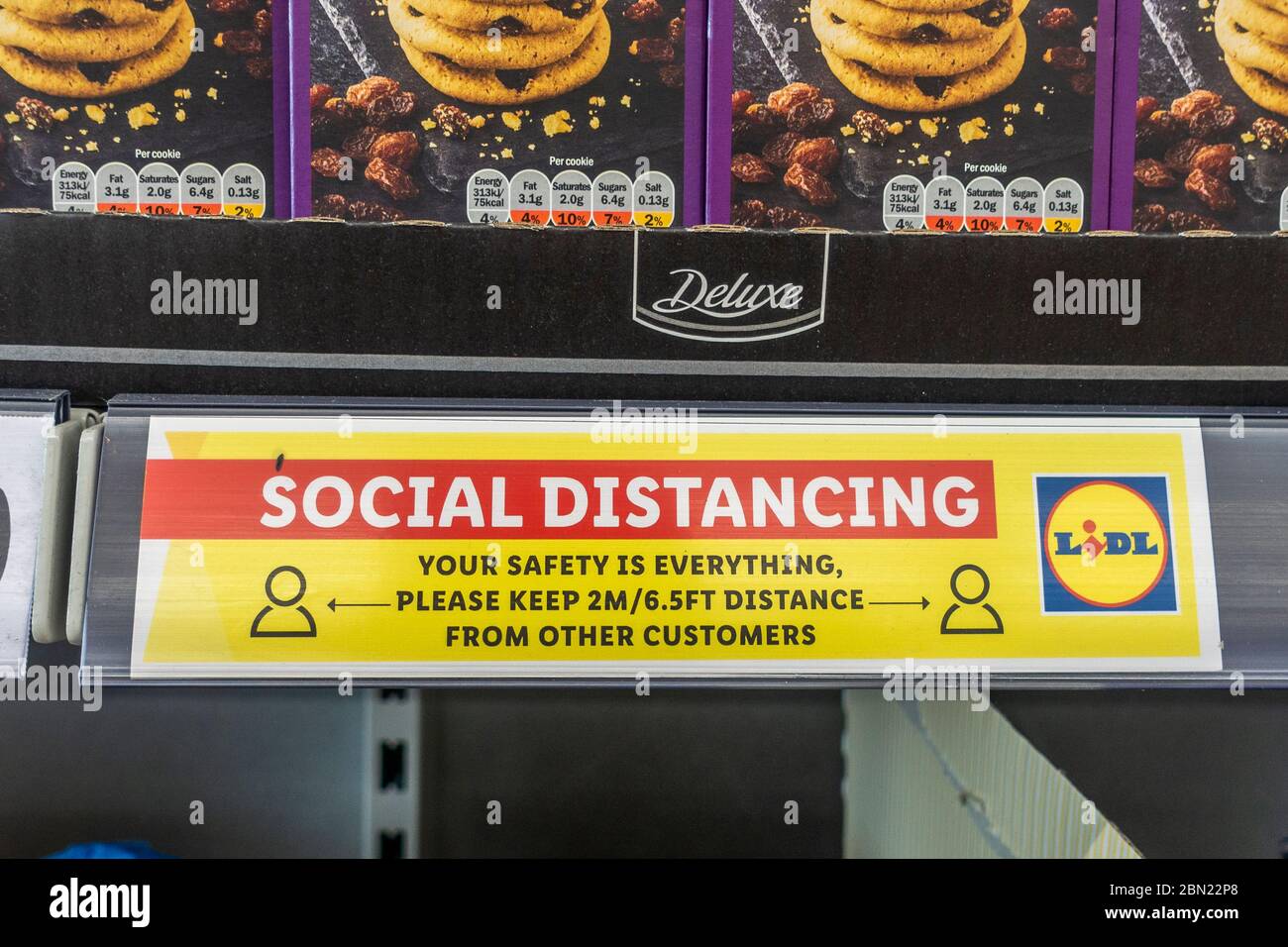 Coronavirus/Covid-19 segno di distanza sociale in Lidl Supermarket in Irlanda Foto Stock