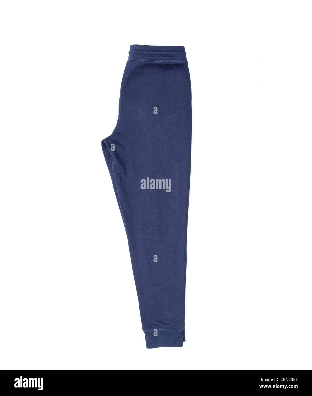 Pantaloni sportivi blu ravvicinati, pantaloni da sudore, jogging per uomini isolati su sfondo bianco Foto Stock