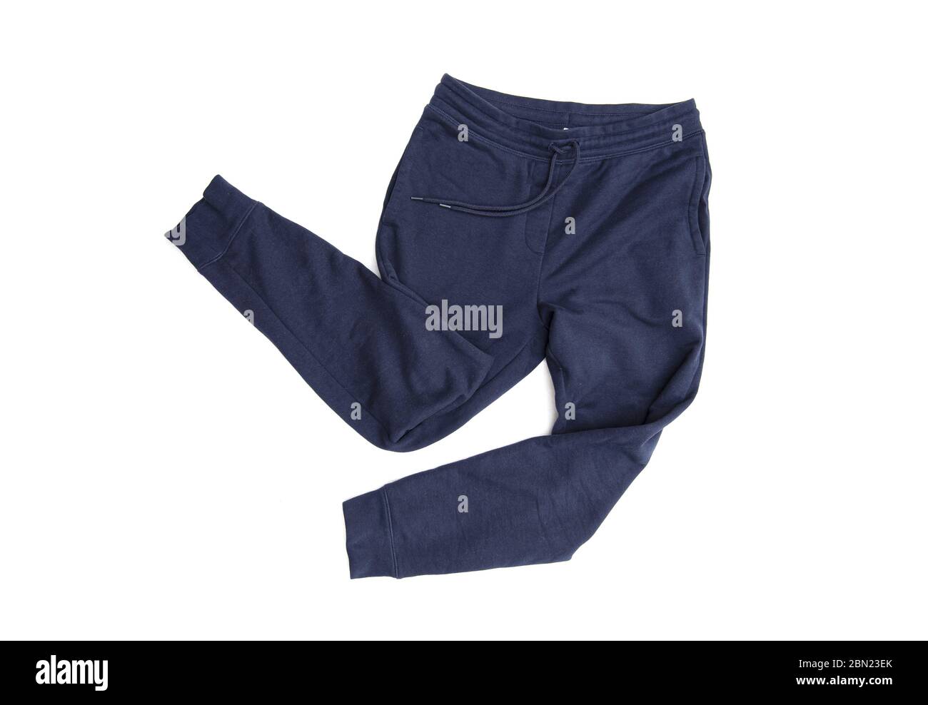 Pantaloni sportivi blu ravvicinati, pantaloni da sudore, jogging per uomini isolati su sfondo bianco Foto Stock