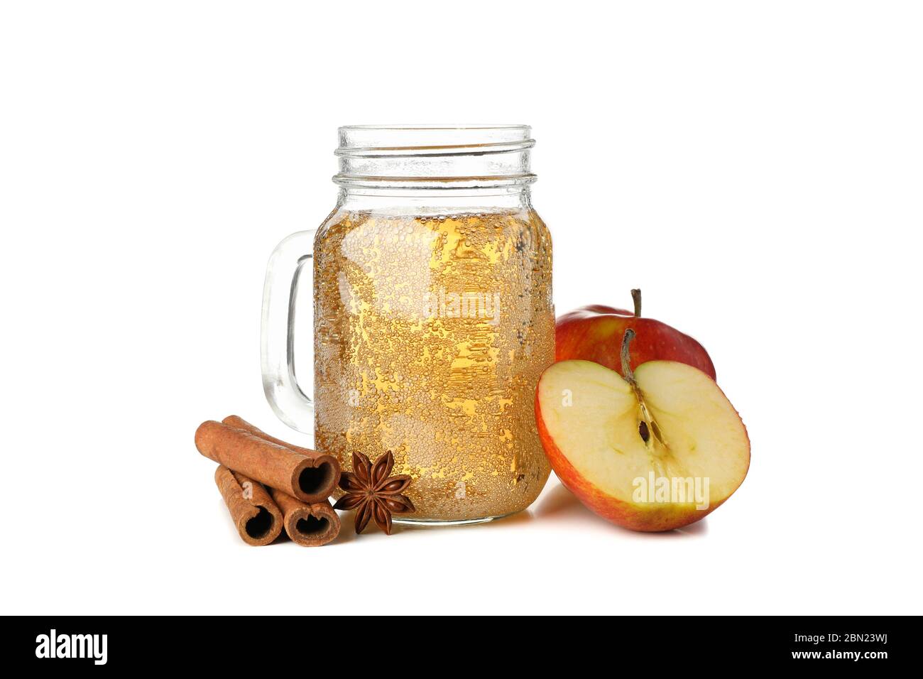 Vaso di mele, cannella e vetro con sidro isolato su sfondo bianco Foto Stock