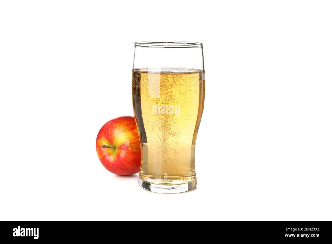 Bicchiere di sidro di mele isolato su sfondo bianco Foto Stock