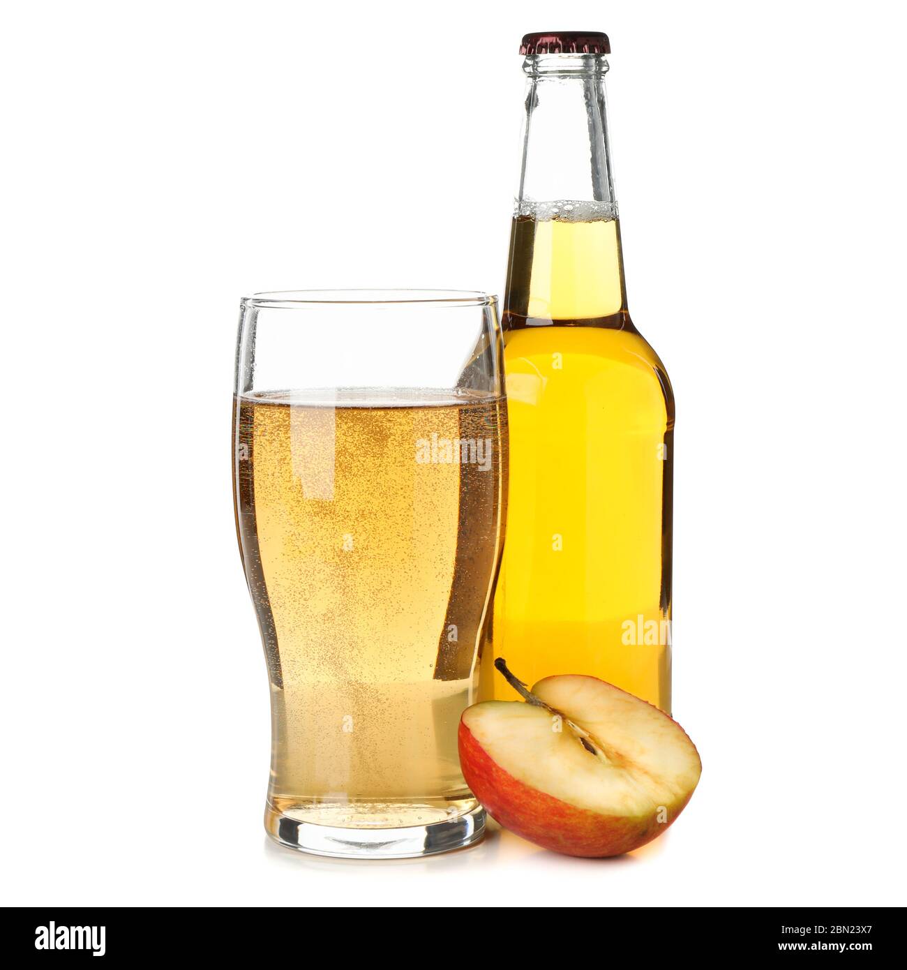 Mela, vetro e bottiglia con sidro isolato su sfondo bianco Foto Stock