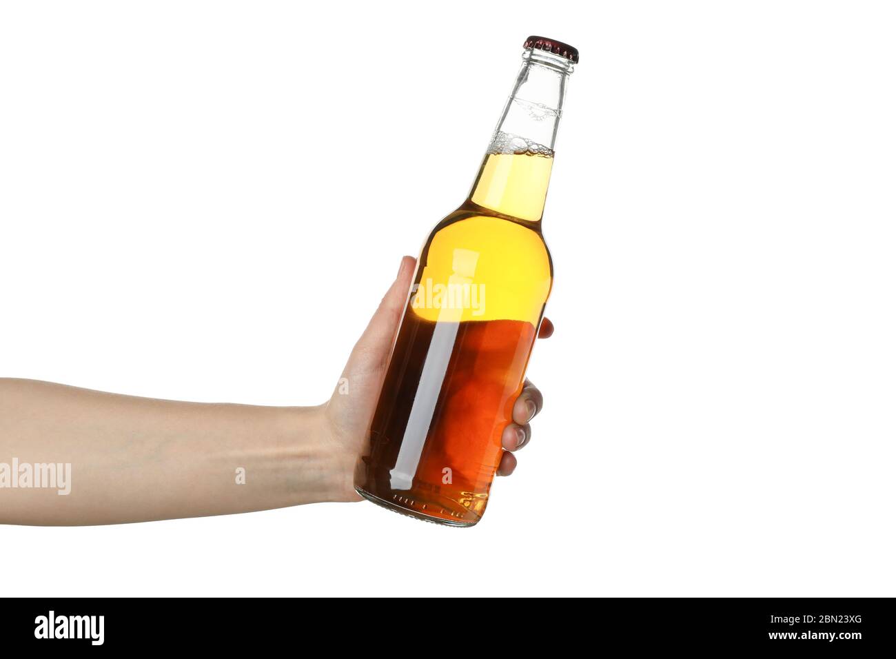 La mano femmina contiene una bottiglia di sidro, isolata su fondo bianco Foto Stock