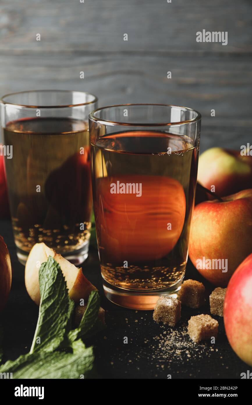Composizione con sidro, zucchero e mele su fondo ligneo Foto Stock