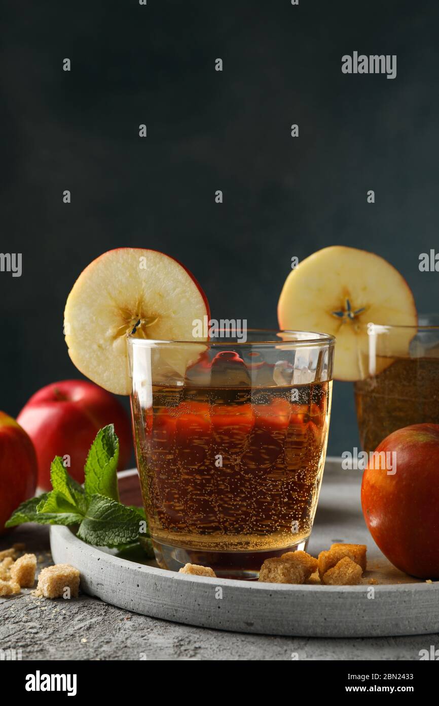 Composizione con sidro, zucchero e mele su tavola grigia Foto Stock