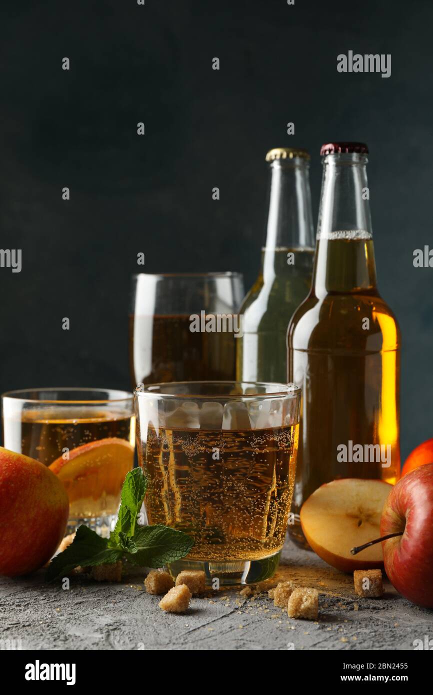 Composizione con sidro, zucchero e mele su fondo grigio Foto Stock