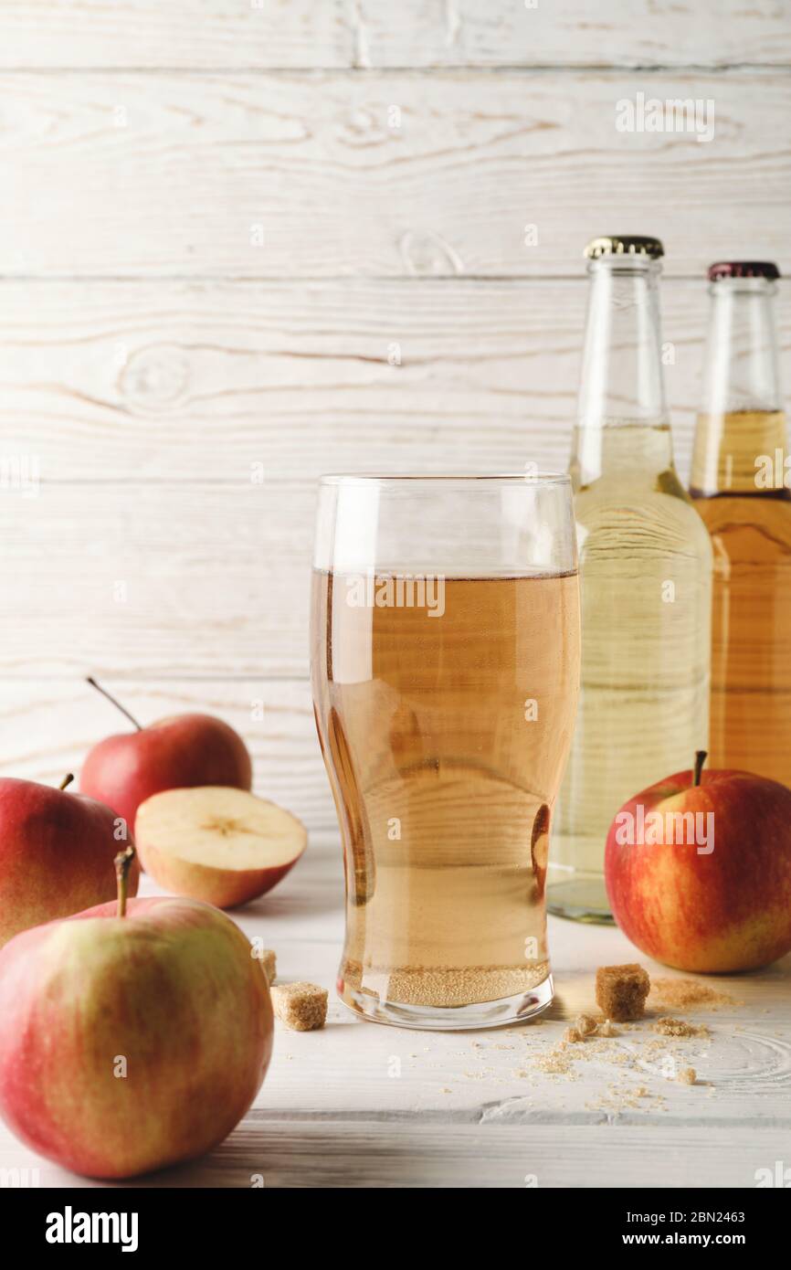 Composizione con sidro, zucchero e mele su fondo di legno bianco Foto Stock