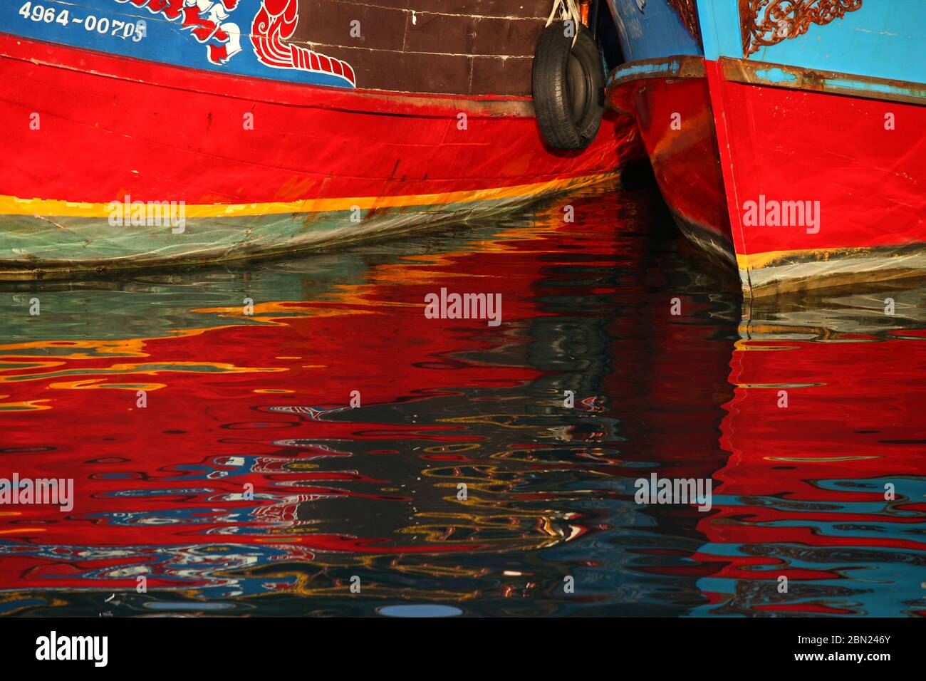 Barca che riflette in acqua Foto Stock