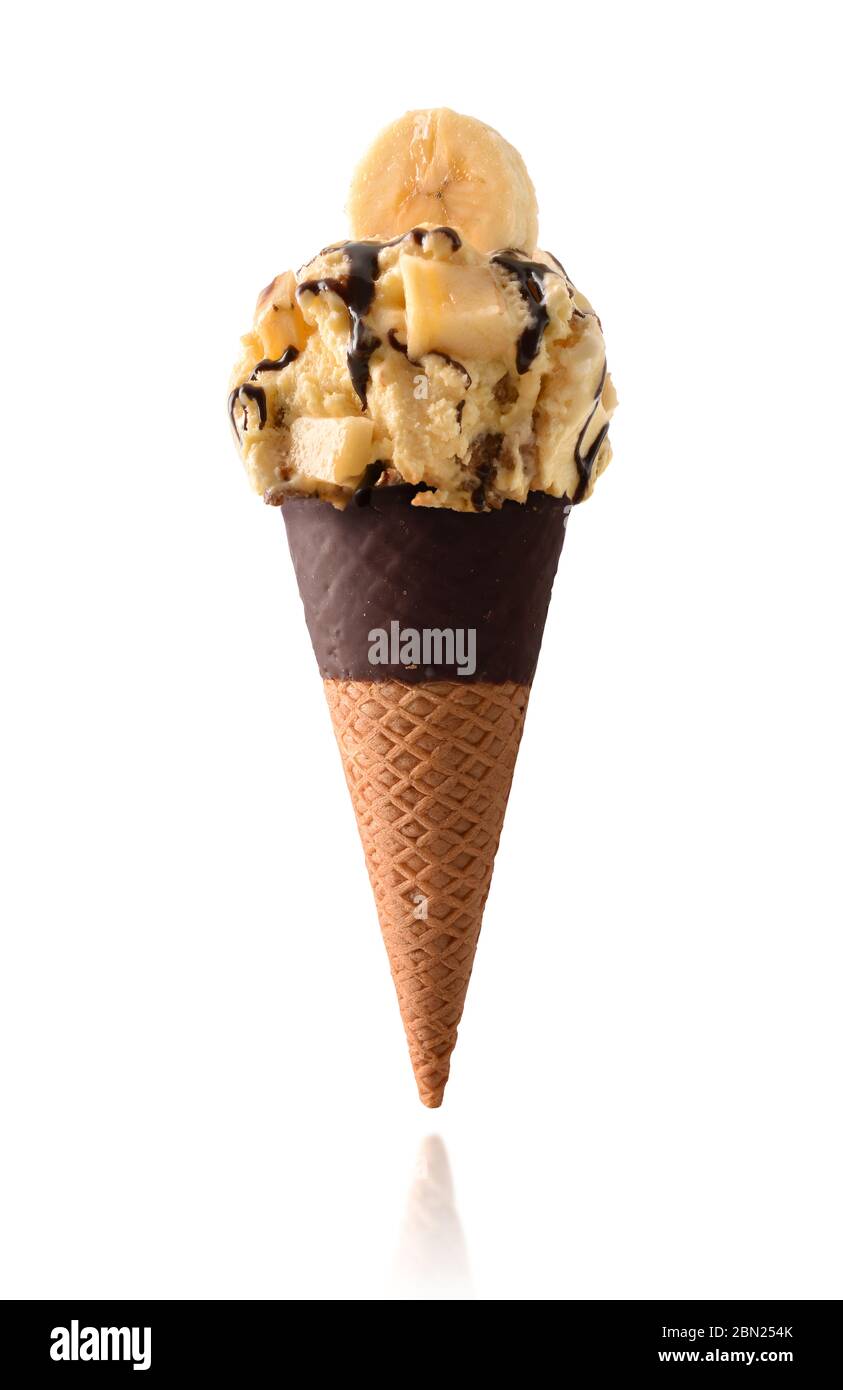 Cono di cioccolato semisomprato con gelato alla banana con pezzi di frutta e sciroppo di cioccolato isolato con fondo bianco. Foto Stock